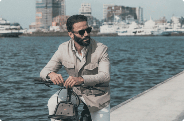 Man met Noord e-bike